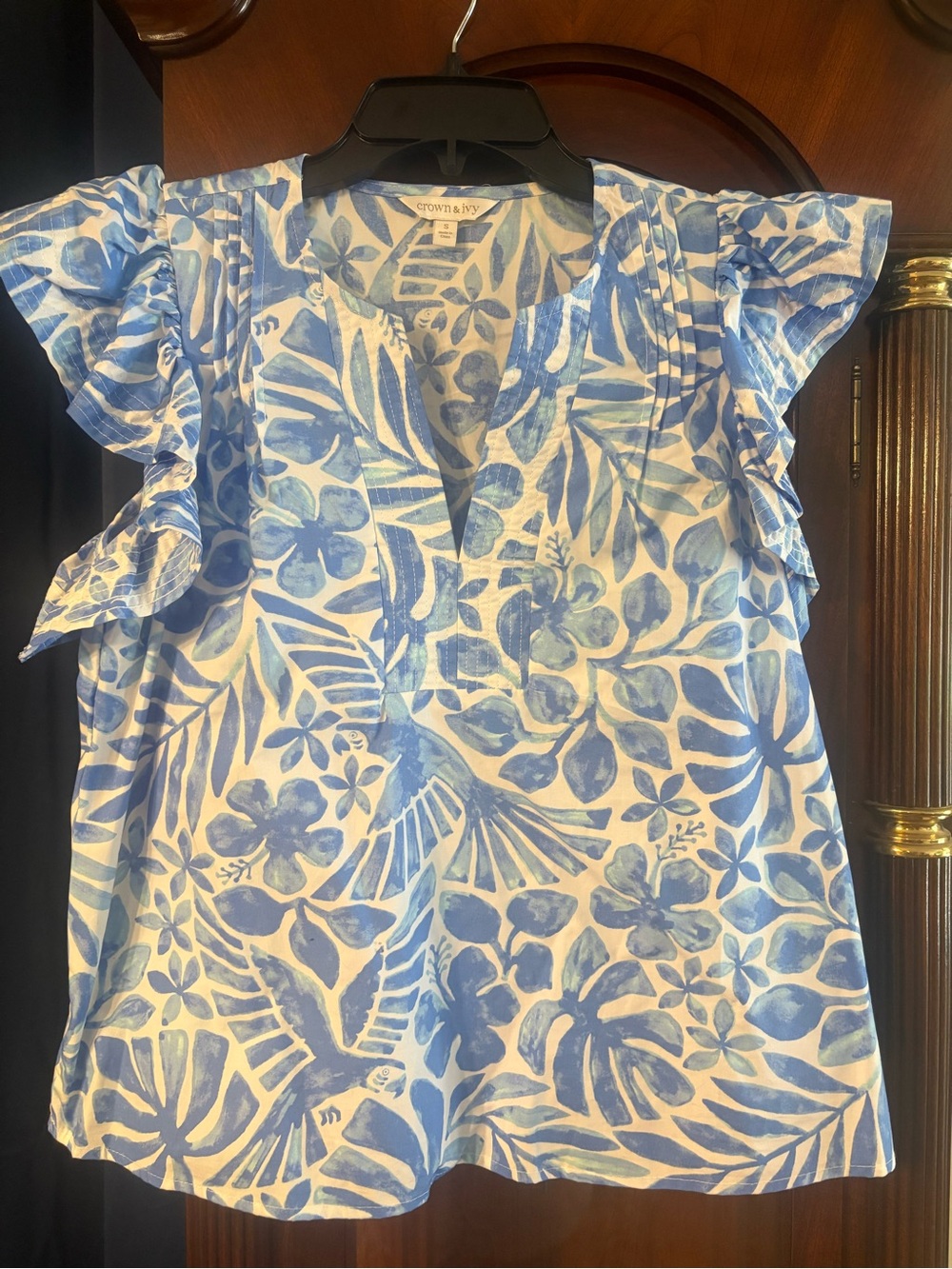 crown & ivy Blue White Tropical Print Ruffle Sleeve Top